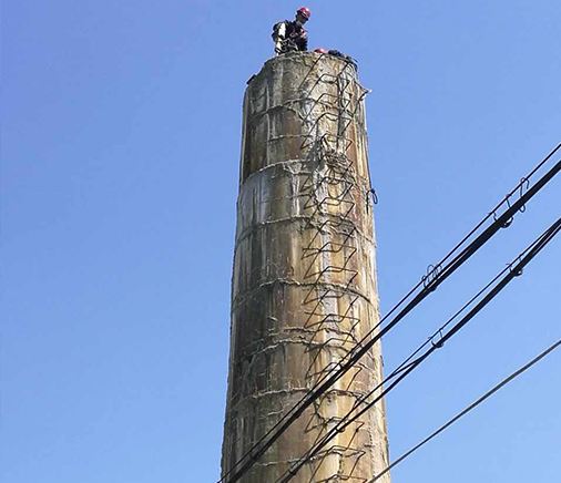 烟囱拆除前根据周围环境安全防护搭设